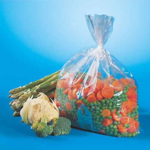 Ein transparenter Starpak 24 Gefrierbeutel (LLDPE, 10 l, 60 x 40 cm) enthält gefrorenes Mischgemüse – hauptsächlich Karotten und Erbsen – vor Spargel, Blumenkohl und Brokkoli auf blauem Hintergrund. Ideal zur Lebensmittelaufbewahrung.