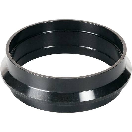 Ein schwarzer, runder Metallring mit Flansch von Duni GmbH, Packung (1 Stück), Kassette DF5 ø 92 mm Schwarz. Seine glatte, reflektierende Oberfläche zeigt Highlights - ideal für ø92 Audioaufnahmen. Schräg auf Weiß fotografiert.