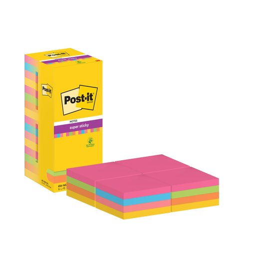 Eine gelbe Schachtel der 3M Deutschland GmbH Post-it® Super Sticky Notes (76x76mm, 90 Blatt/Block, 16 Blöcke/Packung, verschiedene Farben) wird neben farbigen Blöcken gezeigt. Die Verpackung hebt das Markenlogo und Details wie 100% PEFC hervor.