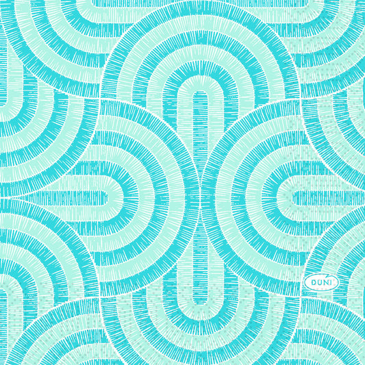 Ein geometrisches Muster aus sich überlagernden türkisfarbenen und hellblauen Halbkreisbögen mit Gitterlinien ziert die Serviette der Duni GmbH, 24x24 3lg 1/4; "DUNI" ist in einem kleinen Oval in der rechten unteren Ecke zu sehen.