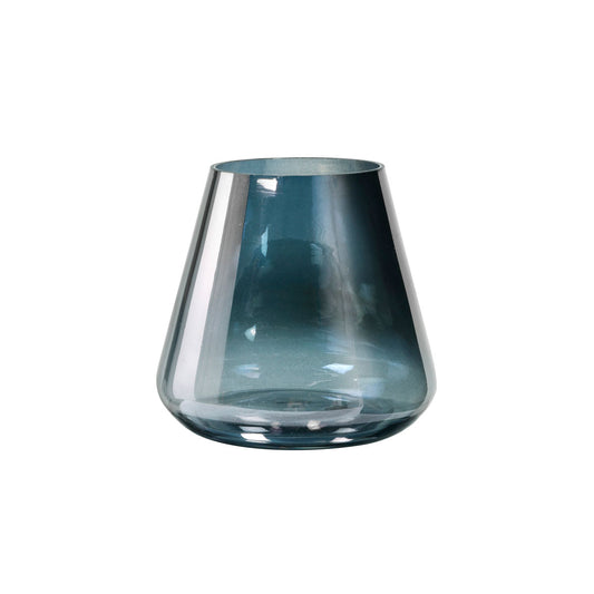 Eine transparente, blau getönte Glasvase mit breiter Basis und schmaler Öffnung vor weißem Hintergrund unterstreicht die Eleganz des Duni GmbH Kerzenhalters Glas Etna 10,5x11,5 cm - ein eleganter Tischdekorhalter.