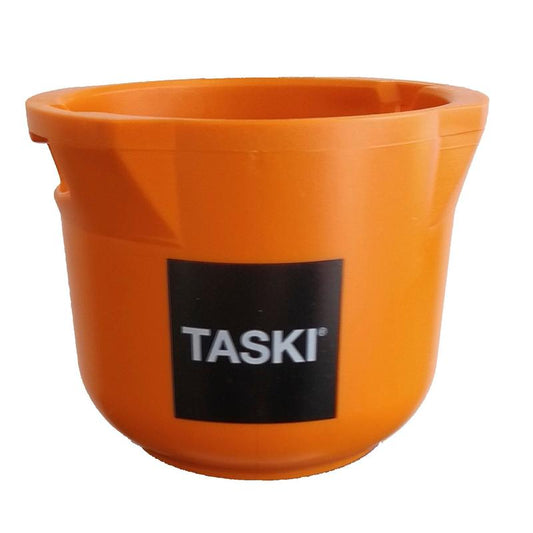 Ein orangefarbener Kunststoffeimer mit einem schwarz-weißen "TASKI"-Etikett, ideal zur Aufbewahrung Ihres Diversey VersaPlus 2.0 Flaschenhalters oder Ersatzflaschenhalters (1 Stück) während der Reinigung, auf weißem Hintergrund.