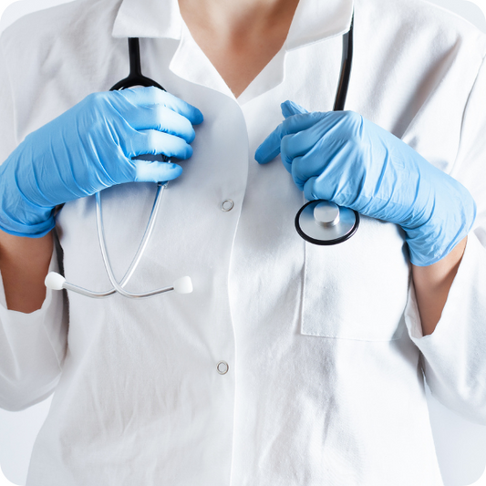Eine Person, die einen weißen Arztkittel und blaue Handschuhe trägt, hält ein Stethoskop um den Hals.
