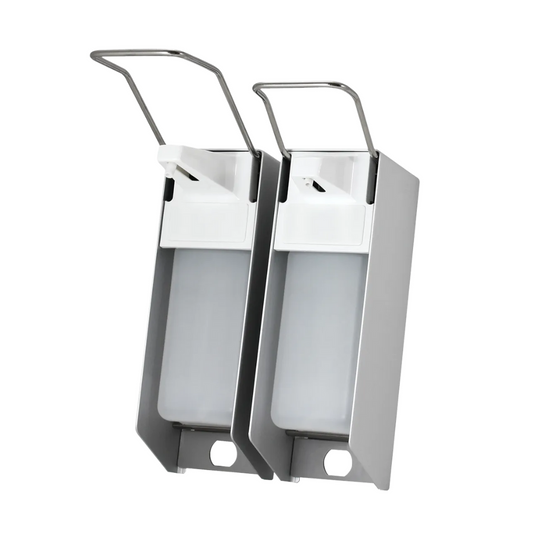 Ausgestellt sind zwei AMPri-Wandspender für 500 ml Desinfektionsmittel und Seife, mit einem Edelstahlgehäuse und einem weißen Kunststoffspender. Jeder ist mit einem langen Hebel für die hygienische Entnahme ausgestattet. Sie sind nebeneinander vor einem schlichten weißen Hintergrund platziert.