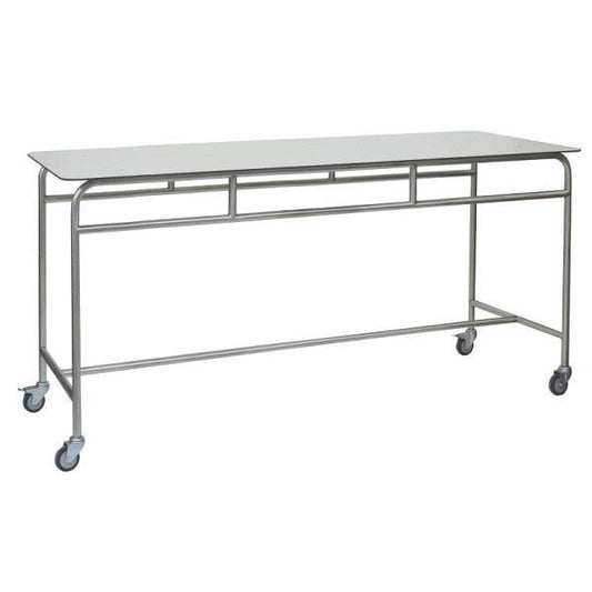 Der Novocal Arbeits- und Ablegetisch besitzt eine weiße Vollkern-Arbeitsplatte, einen stabilen Edelstahlrahmen und vier Lenkrollen für flexible Nutzung. Offener Unterbau ohne Ablagen - ideal als Arbeitstisch im Büro.