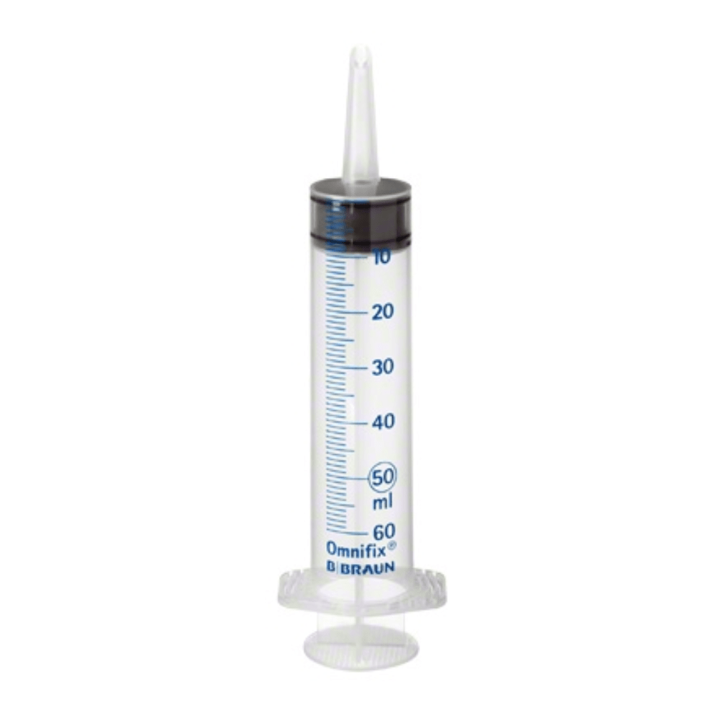 Bemutatjuk a B. Braun Omnifix® Solo, egy háromrészes seb- és hólyagfröccs, katéterfúvókával. Ez a fröccs átlátszó műanyag testtel rendelkezik, amelyen 60 ml-ig terjedő mérőskálát találunk, fekete dugattyúval és hegyes kialakítással. Ideális a folyadékok pontos beadásához, és kiválóan alkalmas különböző eljárásokhoz, beleértve a seböblítést és a katéterezést is. Gyártója: B. Braun Deutschland GmbH & Co. KG.