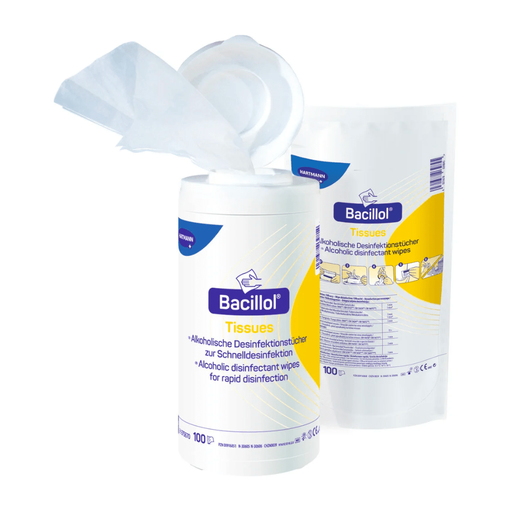 Egy doboz BODE Bacillol® AF Tissues alkoholos fertőtlenítő törlőkendőkkel, nyitott fedéllel és részben kihúzott törlőkendővel, a használati utasításokat és a tartalmat feltüntető termékcsomagolás mellett. Márkanév: Paul Hartmann AG