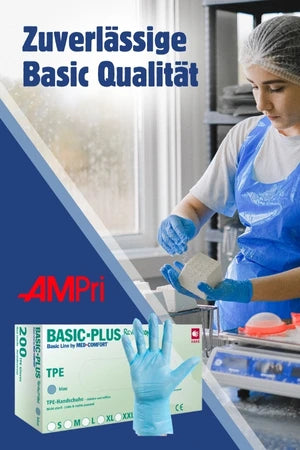 Eine Person trägt blaue Einweghandschuhe und arbeitet hygienisch an einem Arbeitsplatz mit Lebensmitteln. Im Vordergrund ist eine Verpackung der „BASIC-PLUS TPE“-Handschuhe von AMPri zu sehen. Oben steht der Text „Zuverlässige Basic Qualität“.