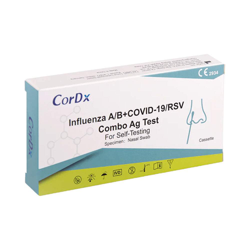 Egy téglalap alakú doboz, amelyen a „CorDx 4 az 1-ben laikus antigén kombinált teszt RSV vírusok + Corona COVID-19 + influenza A + B | csomag (1 teszt)” felirat szerepel, és amelyet orrkenet segítségével végzett önvizsgálatra terveztek. A dobozon különböző információkat és tanúsítványokat jelző szimbólumok, valamint az orrkenet-vétel folyamatát ábrázoló illusztráció látható, és kiemeli a teszt RSV-antigén és SARS-CoV-2 kimutatására való képességét.
