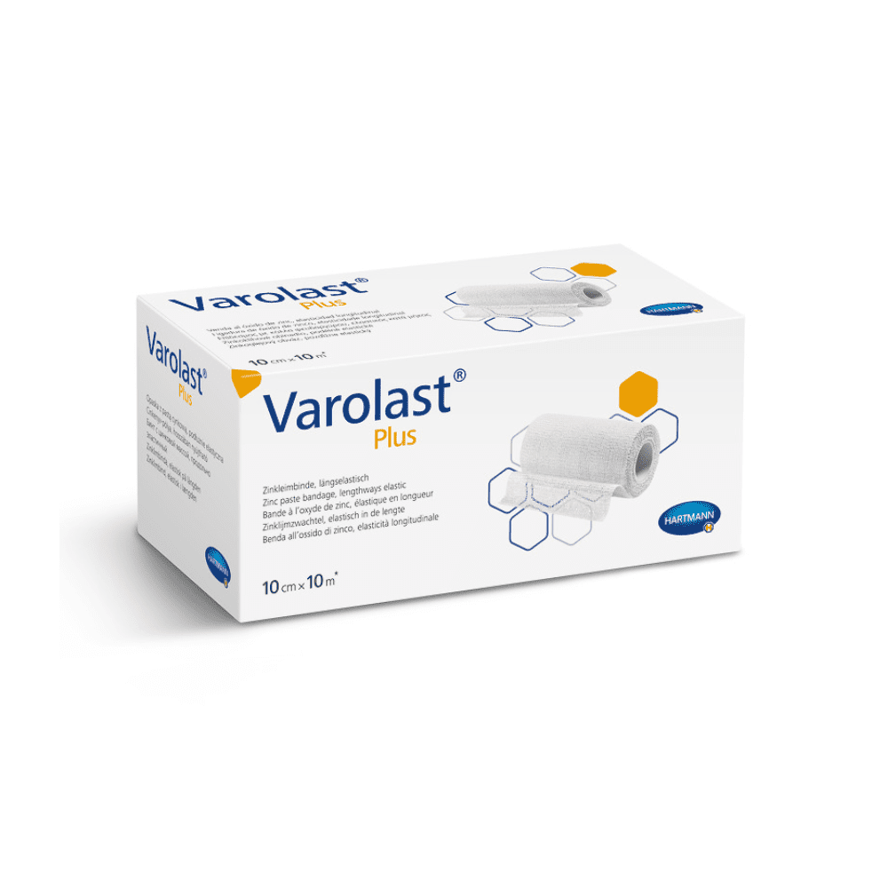 A képen egy téglalap alakú, fehér doboz látható, amelyben Hartmann Varolast® Plus cinkes kötés található. A csomagoláson egy feltekert kötés képe és hatszög alakú motívumok láthatók. Ideális ödémák és vénagyulladások kezelésére; a dobozon feltüntetett méretek: 10 cm × 10 m. Jobb alsó sarokban a Paul Hartmann AG logója látható.
