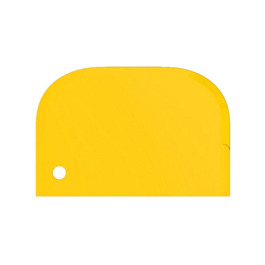 Der Haug Schaber klein 15 x 10 cm von Haug Bürsten KG ist ein leuchtend gelber, rechteckiger Teigschaber aus Kunststoff mit abgerundeten Kanten, der sich perfekt zum Entfernen hartnäckiger Rückstände eignet. Er verfügt über ein kleines rundes Loch in der unteren linken Ecke und hat eine glatte, glänzende Oberfläche. Dieses Produkt entspricht den lebensmittelkonformen Standards.