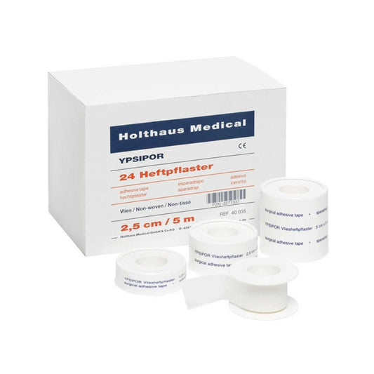 Das Bild zeigt eine Schachtel mit der Aufschrift „Holthaus Medical YPSIDERM“, die hypoallergene, wasserabweisende Klebebänder enthält, die sich ideal für empfindliche Haut eignen. Die Packung enthält drei Rollen mit den Maßen 2,5 cm x 5 m.