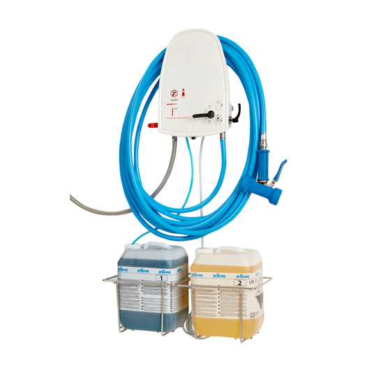 Der Johannes Kiehl KG Kiehl Schlauch mit Verbindungsstück ist für ARCANTEC-Geräte konzipiert und ermöglicht eine sichere Wandchemikalienabgabe mit kompatiblen Düsen und Reinigungsmittelbehältern in Metallhaltern.