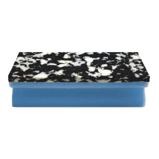 Der Arcora PU-PAD SCHWAMM 150 x 70 x 45 mm von Arcora International GmbH ist ein rechteckiger Reinigungsschwamm aus strapazierfähigem PU-Schaum mit blauem Boden und schwarz-weiß gesprenkeltem Deckel.