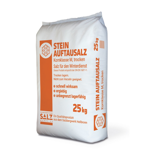 Ein weißer 25-kg-Sack SWS Stein-Auftausalz Streusalz Kornklasse M der Südwestdeutschen Salzwerke AG mit orangefarbenem Text und Symbolen enthält Natriumchlorid. Auf der Verpackung ist angegeben, dass es sich um trockenes, wintertaugliches Steinsalz mit wirksamen Enteisungseigenschaften vom Salzwerk Heilbronn handelt.