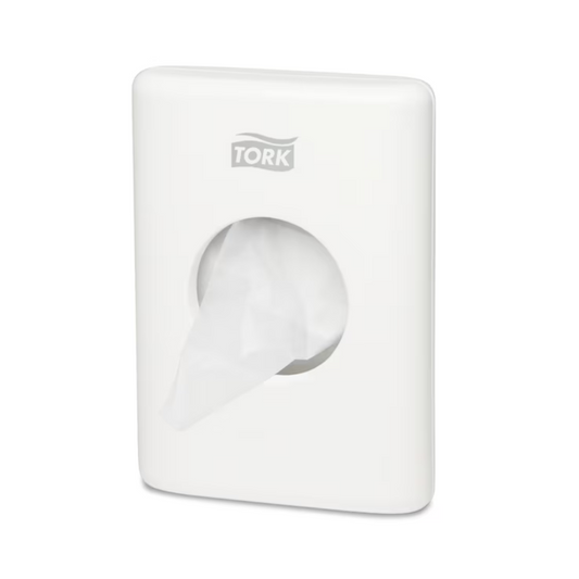 Ein Tork 566000 Hygienebeutelspender Elevation B5, der für die Wandmontage konzipiert ist, präsentiert elegant die Marke „TORK – Essity Professional Hygiene Germany GmbH“ an der Oberseite. Ein Beutel wird teilweise aus der zentralen Öffnung herausgezogen, was sowohl Komfort als auch Stil in Ihrem Raum erhöht.