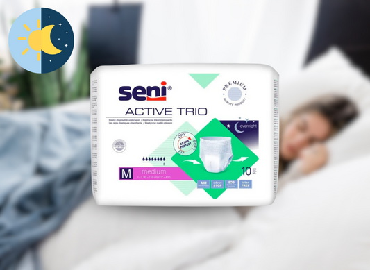 Seni Inkontinenzhosen für Tag und Nacht und im Hintergrund eine Frau die in einem Bett schläft