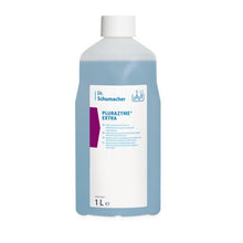 Eine 1-Liter-Flasche Dr. Schumacher PLURAZYME EXTRA der Dr. Schumacher GmbH mit weißem Verschluss, hellblauer Flasche und weißem Etikett mit klarem Branding für die effektive Reinigung von hartnäckigem Schmutz.