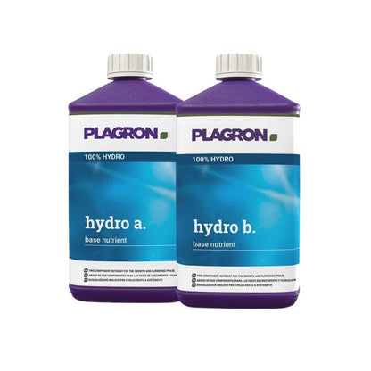 Fehér háttéren két műanyag palack Plagron Hydro A + B a Bertels B.V.-től, kétkomponensű műtrágya a virágzási fázishoz, inert szubsztrátumokhoz, lila kupakkal és kék-fehér címkékkel látható.