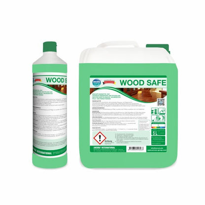 Két zöld-fehér Arcora WOOD SAFE-tároló - egy magas üveg és egy 5 literes, fogantyúval ellátott kancsó - szolgál az olajozott vagy olajjal/viasszal alapozott fa- és parkettapadlók karbantartó tisztítására és ápolására. Mindkettő részletes utasításokat tartalmaz a címkéken.