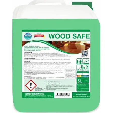 Egy zöld, 5 literes műanyag tartály, amelyen az Arcora International GmbH "Arcora WOOD SAFE WISCHPFLEGE" felirat szerepel, használati utasításokat, biztonsági figyelmeztetéseket, egy fényképet a fapadlóról, és az olajozott vagy olajjal/viasszal kezelt fa- és parkettapadlók ápolására vonatkozó információkat tartalmaz.