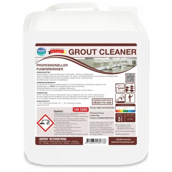 Egy fehér, 5 literes tartály, amelyen az Arcora International GmbH "Arcora GROUT CLEANER FUGEN- UND FLIESENREINIGER" felirata szerepel, az elején német és angol nyelvű utasításokat, biztonsági figyelmeztetéseket, veszélyszimbólumokat és termékinformációkat tartalmaz.