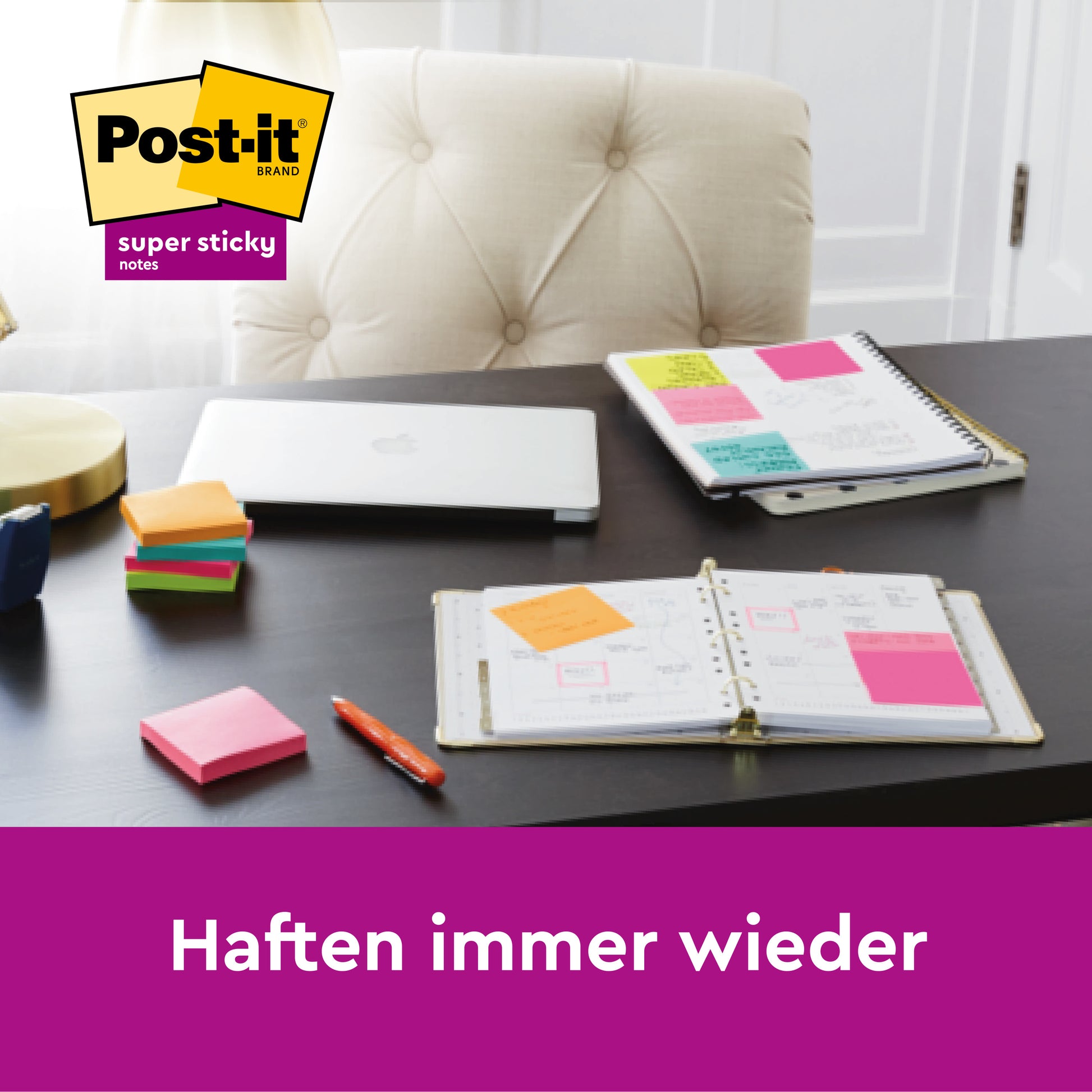 Ein aufgeräumter Schreibtisch mit geschlossenem Laptop, zwei geöffnete Planer mit bunten Post-it® Super Sticky Notes (76mm x 76mm, 90 Blatt/Block, 100% PEFC) von 3M Deutschland GmbH sowie Stapel von Notizen. Das Logo erscheint; der deutsche Text lautet "Haften immer wieder.