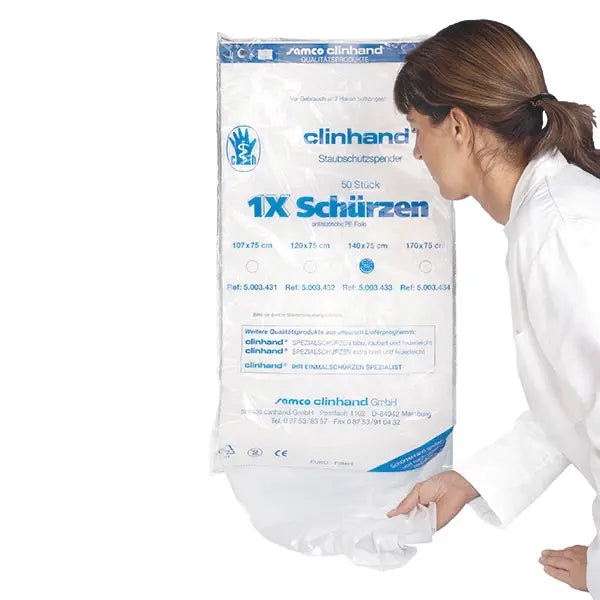 Eine Frau in einem weißen Kittel zieht eine Clinhand Damen-Einmalschürze, 120 cm, aus einer Altruan-Packung mit der Aufschrift "50 Stück"-Einwegschürzen mit Produktinformationen in Blau und Schwarz auf der Vorderseite.
