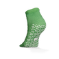 Die ECO-PLUS Anti-Rutsch Einwegsocken beidseitig beschichtet von AMPri Handelsgesellschaft mbH ist eine grüne Knöchelsocke mit weißen rutschfesten Griffen, dargestellt auf einem erhöhten Fuß vor weißem Hintergrund - ideal für medizinische Bereiche.
