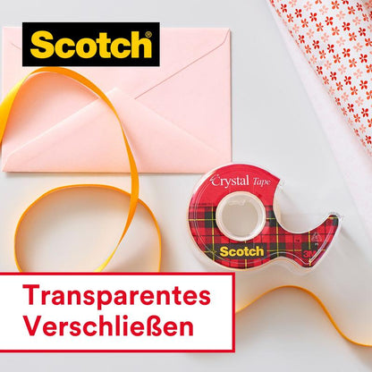 Egy tekercs Scotch® Crystal ragasztószalag, 12 mm x 10 m, 1 tekercs + kézi adagoló a 3M Deutschland GmbH-tól, egy rózsaszín boríték, egy sárga szalag és dekorpapír fehér felületen elrendezve. A "Átlátszó zárak" felirat kiemeli a szalagot.