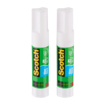 Két függőlegesen álló Scotch® Permanent ragasztóstift (2 stift, 8 g) a 3M Deutschland GmbH-tól zöld címkékkel és fehér kupakokkal, fehér háttéren ábrázolva. Ideális ragasztóstift papírhoz az erős ragasztóanyagnak köszönhetően.