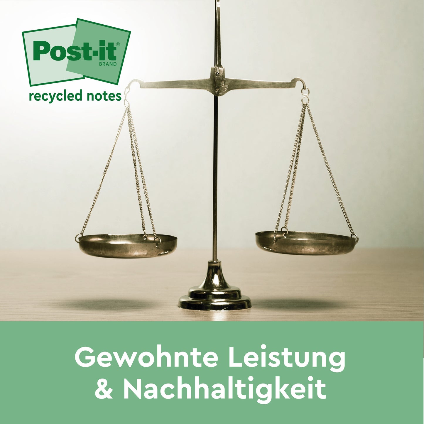 Eine Waage steht auf einer glatten Fläche. Links oben hebt das Post-it® Recycling Notes Logo diese gelben Haftnotizen (76 x 127 mm, 100 Blatt, 6 Blöcke, 100% PEFC) von 3M für gewohnte Leistung & Nachhaltigkeit hervor.