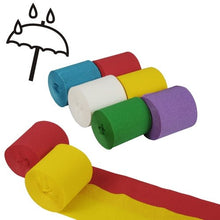 Hat PAPSTAR A Krepp-Bänder GmbH (10 m x 5 cm, vegyes színű, vízálló, 6 tekercs) kék, piros, sárga, fehér, zöld és lila színű szalagjai két sorban vannak ábrázolva, amelyek közül kettő részben kigöngyölítve látható, a bal felső sarokban pedig egy esernyő és esőcseppek láthatók.