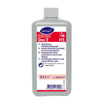 Egy 500 ml-es palack Diversey Deutschland GmbH & Co. OHG Soft Care Des E, VAH-listás, gél állagú kézfertőtlenítő többnyelvű címkével kék, piros és fehér színben, utasításokkal és információkkal.