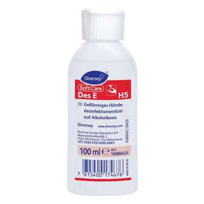 Egy fehér 500 ml-es palack Soft Care Des E, VAH-listás, gél állagú kézfertőtlenítő a Diversey Deutschland GmbH & Co. OHG-tól, piros-fehér német címkével és kék vonalkóddal az alján.
