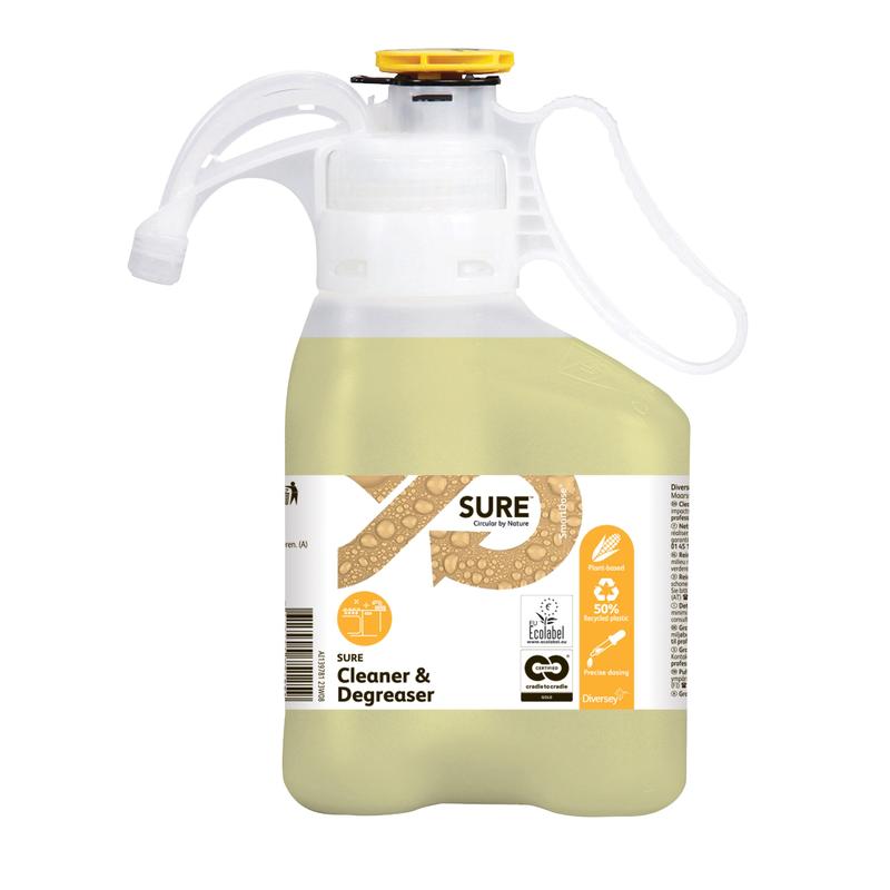 Egy 1400 ml-es fehér és átlátszó műanyag tartály a SURE Cleaner & Degreaser SD-től a Diversey Deutschland GmbH & Co. OHG-tól, sárga fedéllel/fogantyúval, címkével ellátva információs és újrahasznosítási szimbólumokkal; a biológiailag lebomló formula hatékony zsíroldó vízálló felületekhez.