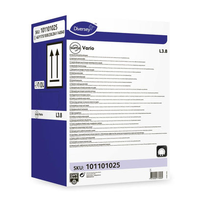 Egy téglalap alakú doboz Diversey Suma Vario L3.8 mosogatószerrel, klórmentes fehérítővel (SKU 101101025) a Diversey Deutschland GmbH & Co. OHG-tól, amely termék részleteket, vonalkódokat, felfelé mutató fekete nyilakat és kapacitásjelzéseket mutat egy fehér-kék háttéren.