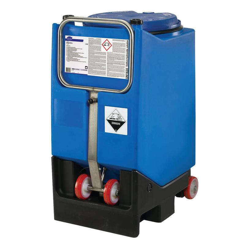 Egy nagy kék műanyag tartály Diversey Suma Vario L3.8 mosogatószerrel, klórmentes fehérítővel a Diversey Deutschland GmbH & Co. OHG-tól, közepesen kemény és kemény vízhez tervezve, figyelmeztetésekkel rendelkezik, és egy fekete alapzaton áll, fogantyúval és kerekekkel.