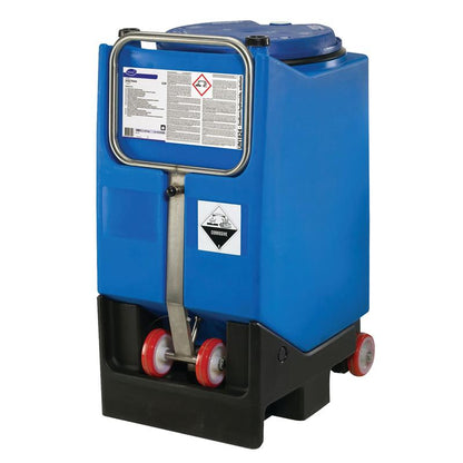 Egy nagy kék műanyag tartály Diversey Suma Vario L3.8 mosogatószerrel, klórmentes fehérítővel a Diversey Deutschland GmbH & Co. OHG-tól, közepesen kemény és kemény vízhez tervezve, figyelmeztetésekkel rendelkezik, és egy fekete alapzaton áll, fogantyúval és kerekekkel.