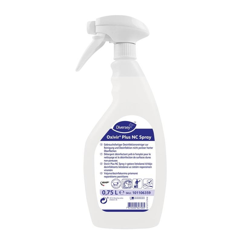 Egy 750 ml DI Oxivir Plus NC Spray fertőtlenítő tisztítószer AHP alapon a Diversey Deutschland GmbH & Co. OHG-tól, használatra kész permetezőfejjel és többnyelvű címkével minden felület higiénikus tisztítására.