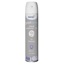 Eine hohe, zylindrische 300 ml Aerosoldose von Diversey Good Sense Shea & Sandalwood Raumspray-Lufterfrischer und Geruchsneutralisierer der Diversey Deutschland GmbH & Co. OHG, überwiegend weiß und grau, mit Text, Symbolen und einer Sprühdüse auf der Oberseite.