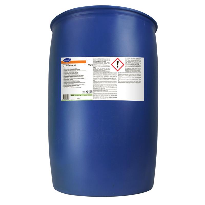 Egy nagy kék műanyag hordó Diversey Clax Plus Pur-Eco 33C1 mosószerrel (fehérítőszer nélkül, környezetbarát tanúsítvánnyal) a Diversey Deutschland GmbH & Co. OHG-tól, fehér-narancssárga veszélyt jelző táblával, egyszerű fehér háttéren áll függőlegesen.
