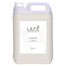 Der 5-Liter-Kanister der LAPE Earth Collection Sakura Sea Breeze Hand & Body Lotion von Diversey Deutschland hat einen blumig-frischen Duft, einen Griff, einen Schraubverschluss und ein weißes Etikett mit schwarzem Text und abstrakten Linienmotiven.