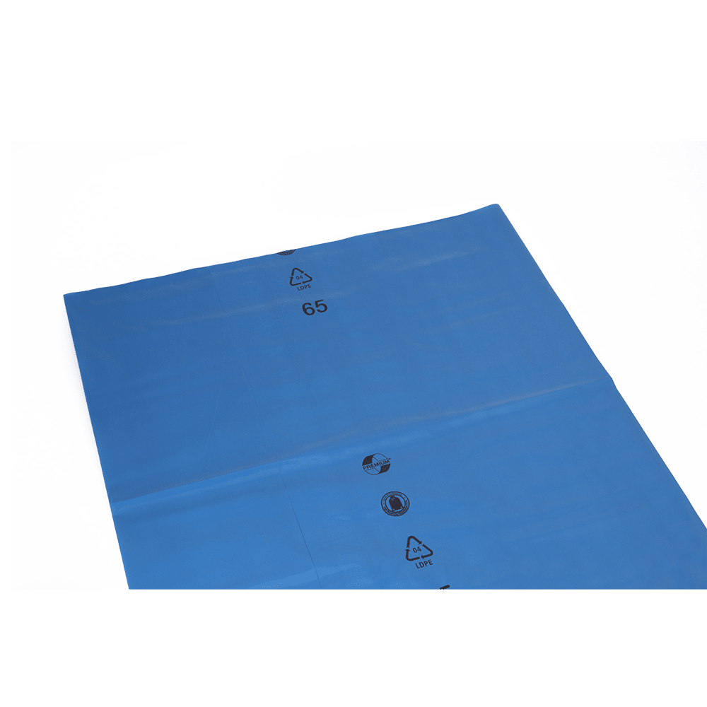 Egy lapos, kék műanyag fólia - mint például az EMIL DEISS KG (GmbH + Co.) DEISS 10122 - 900x1100x0,07 mm kék (karton, 200 csomag) - fekete újrahasznosítási figyelmeztető szimbólumokat és a 65-ös számot mutat egyszínű fehér háttéren; ideális hulladékkezelésre.