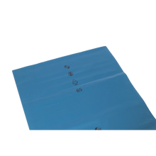 Die Nahaufnahme einer blauen Kunststoffplatte DEISS 10128 der EMIL DEISS KG (GmbH + Co.), Größe 700x1100x0,2 mm, die häufig für Müllsäcke verwendet wird, zeigt schwarz gedruckte Recyclingsymbole und die Zahl 65 auf weißem Grund.