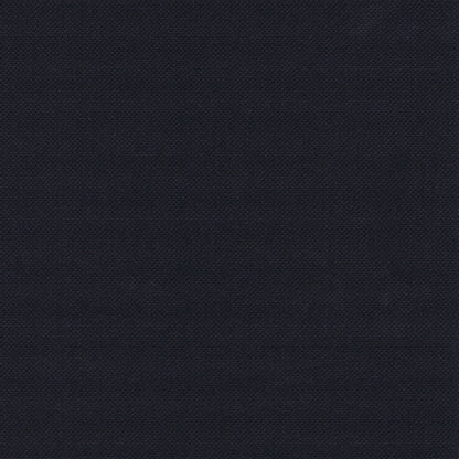 Közelkép a 50 szalvéta "ROYAL Collection" 1/4-hajtású (40 x 40 cm) PAPSTAR GmbH fekete elegáns, sötét szövetstruktúrájáról, amely sima és kiváló minőségű kidolgozásával tűnik ki.