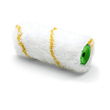 Nahaufnahme eines Nölle Profi Brush Kombiwalze Gelbfaden, 10 cm x Ø 30 mm, 12 mm Florhöhe Farbwalzenbezug von Nölle Profi Brush Bürsten- & Pinseltechnik e.K., mit gelben Streifen und grünem Kern auf weißem Grund.