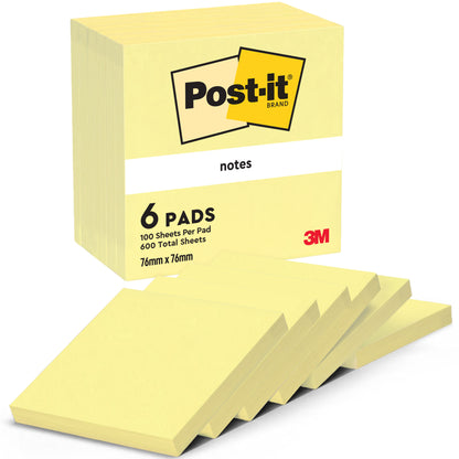 Egy csomag hat Post-it® jegyzet a 3M Deutschland GmbH-tól (76 mm x 76 mm, 100 lap/blokk, 100 % PEFC) legyezőszerűen ábrázolva, a márka és a logó a csomagoláson látható.
