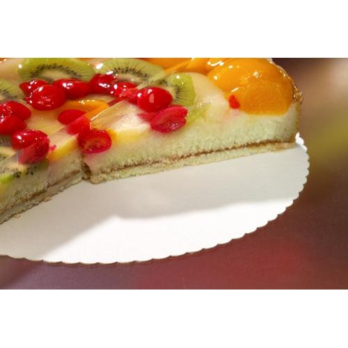 Egy gyümölcsökkel díszített torta egy szelet kiszúróval egy PAPSTAR 100 tortaalátéten, karton „pure“ a PAPSTAR GmbH-tól. Kiwivel, cseresznyével és őszibarackkal zselatinon díszítve, a minőséget tükrözi – tökéletes a vendéglátás számára.