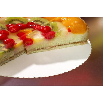 Egy gyümölcsökkel díszített torta egy szelet kiszúróval egy PAPSTAR 100 tortaalátéten, karton „pure“ a PAPSTAR GmbH-tól. Kiwivel, cseresznyével és őszibarackkal zselatinon díszítve, a minőséget tükrözi – tökéletes a vendéglátás számára.